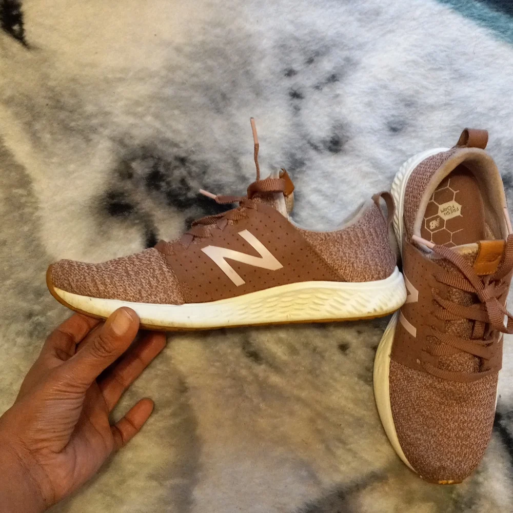 Women's pink New Balance shoes - Picture 2 of 4